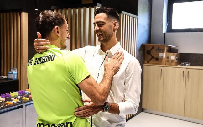 Merino abraza a Mikel Oyarzabal en su despedida en Zubieta. / REAL SOCIEDAD