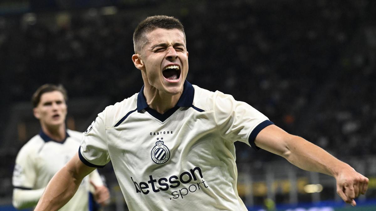 Nicolo Tresoldi celebra uno de sus tres goles con el Brujas en casa del Inter.