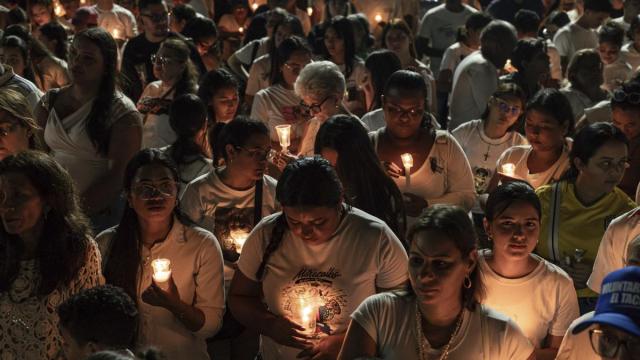 Cientos de venezolanos homenajean en vigilias a las víctimas de los terremotos.