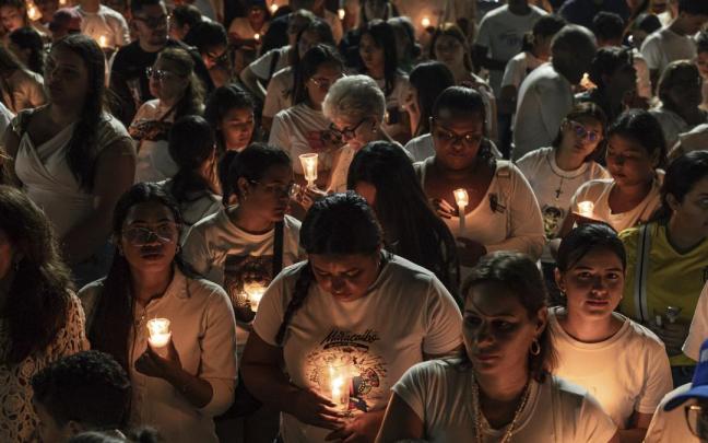 Cientos de venezolanos homenajean en vigilias a las víctimas de los terremotos.