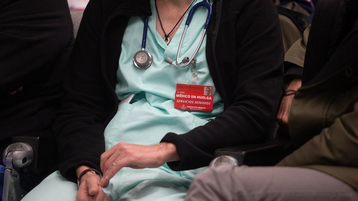 Un facultativo, durante una de las asambleas del Sindicato Médico de Navarra.