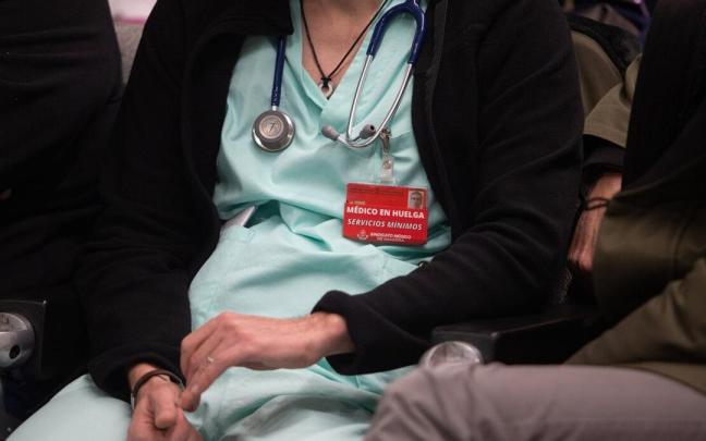 Un facultativo, durante una de las asambleas del Sindicato Médico de Navarra. Un facultativo, durante una de las asambleas del Sindicato Médico de Navarra.