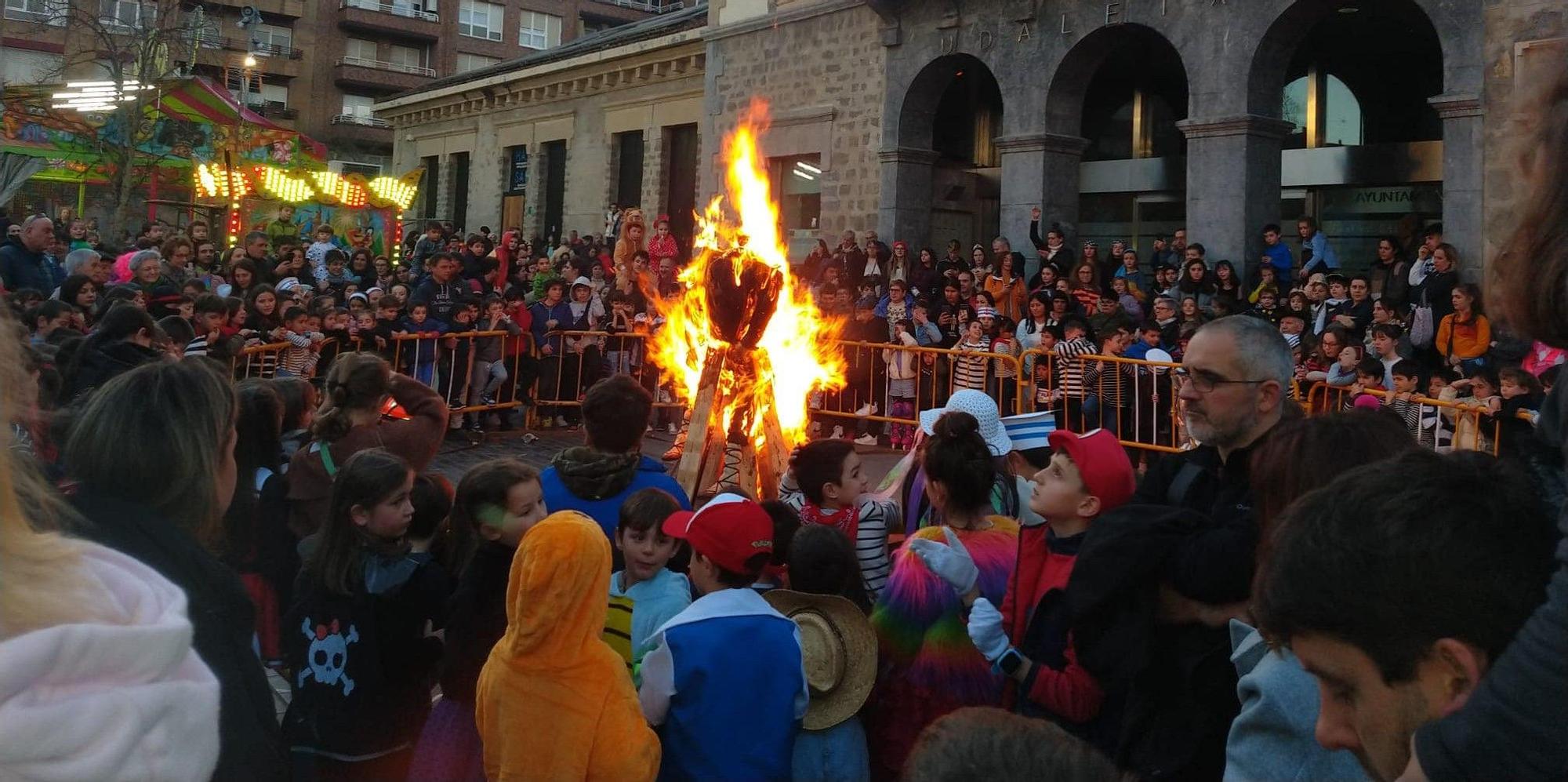 Quema de Kakarro que pone fin al carnaval en Amurrio