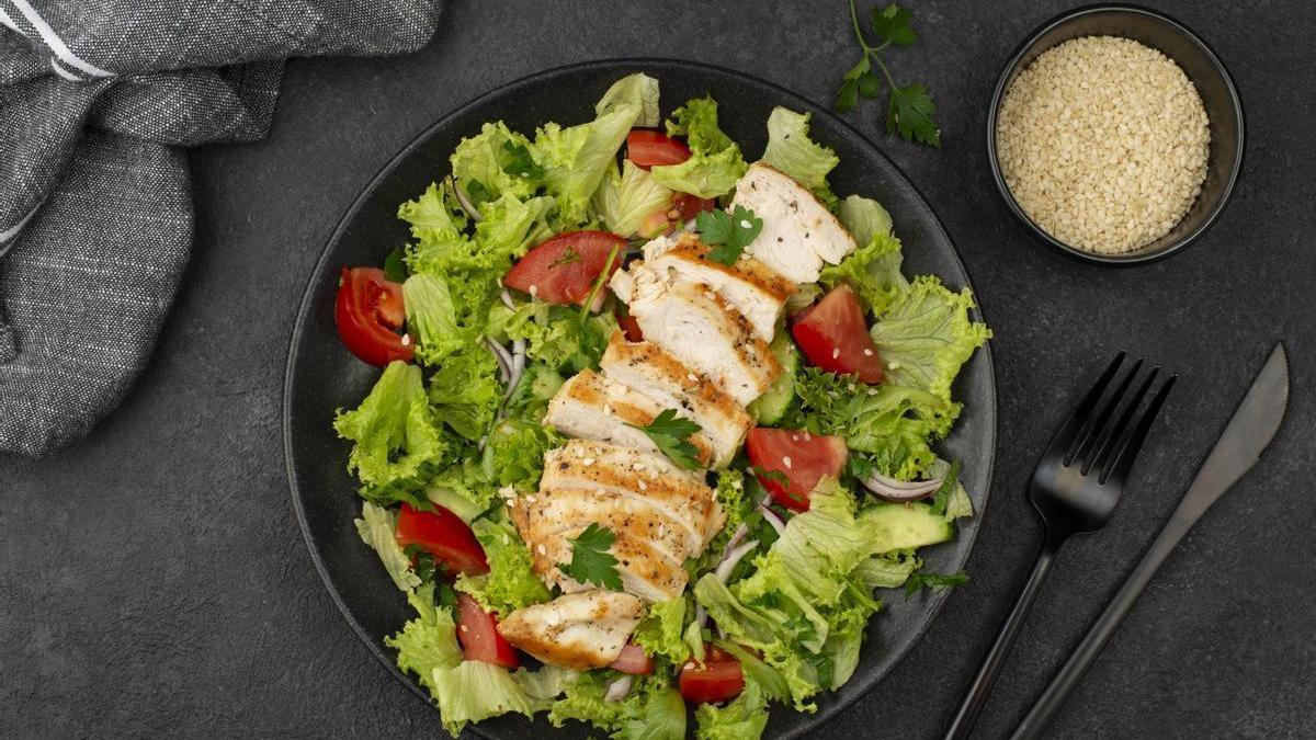 Ensalada con pechuga de pollo y tomate.
