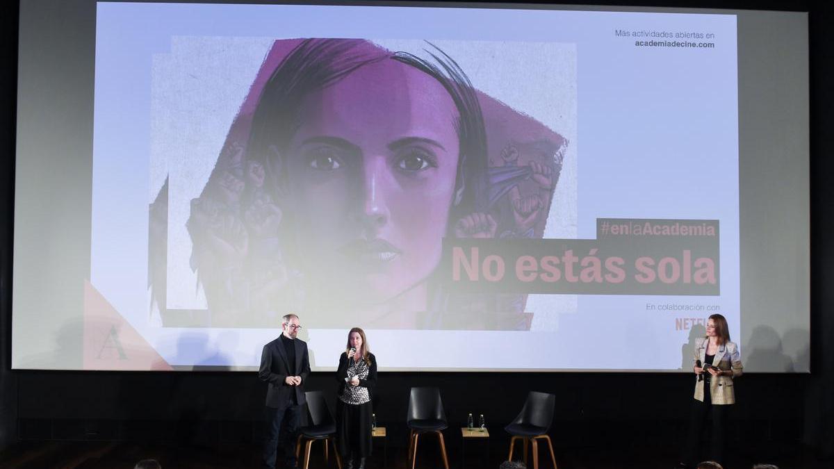 Los cineastas Robert Bahar y Almudena Carracedo, durante la presentación de la película 'No estás sola: la lucha contra la Manada', en la Academia de Cine.