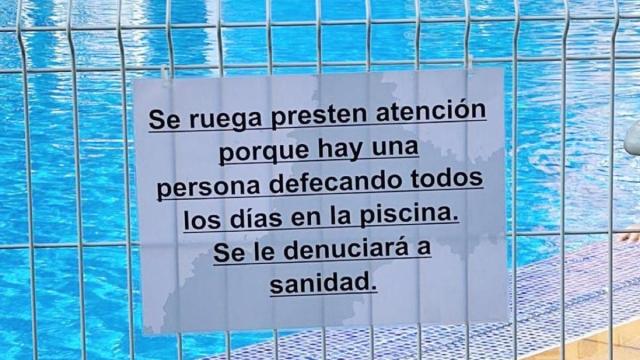 El cartel que ha aparecido en la piscina de una comunidad de vecinos