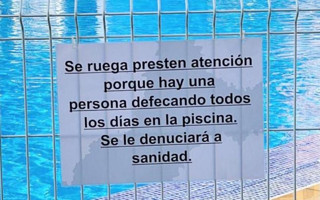 El cartel que ha aparecido en la piscina de una comunidad de vecinos