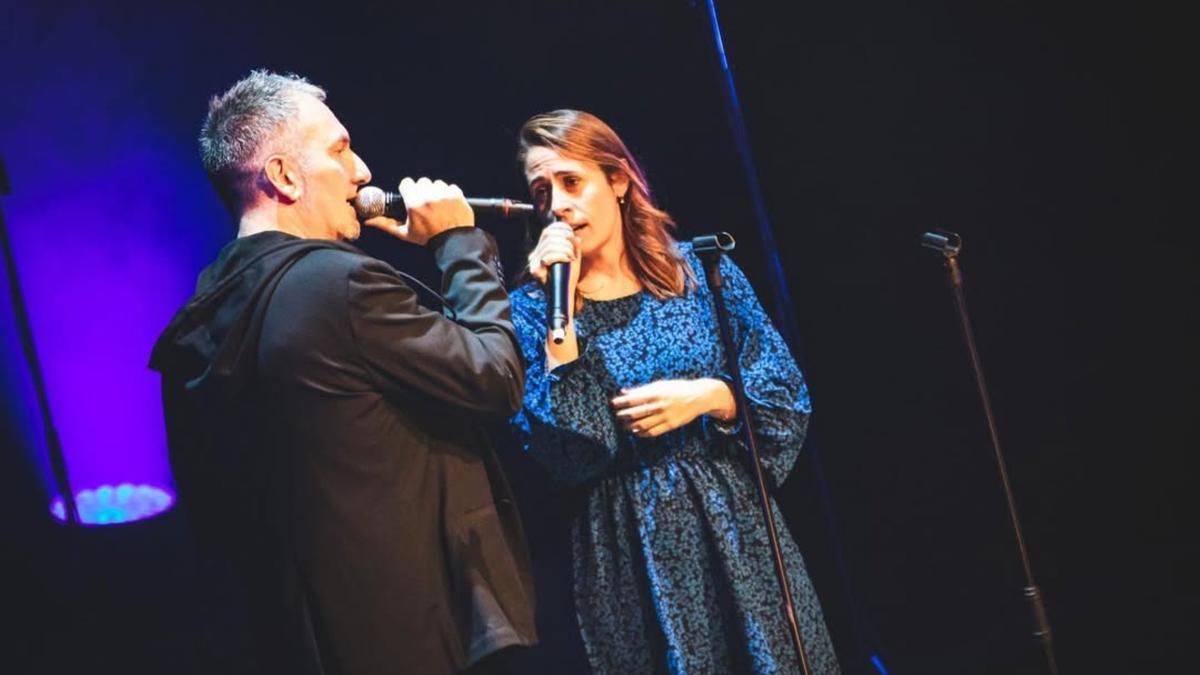 Maddalen Arzallus cantando con Jon Maia.