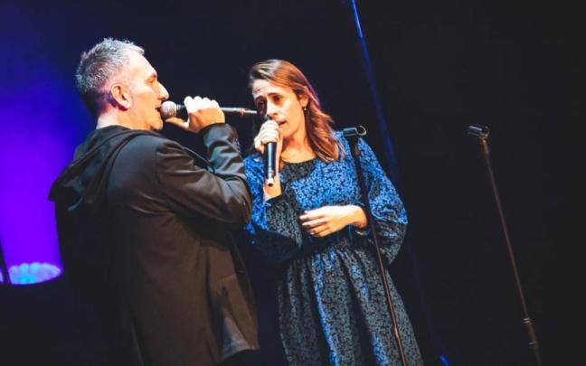 Maddalen Arzallus cantando con Jon Maia.
