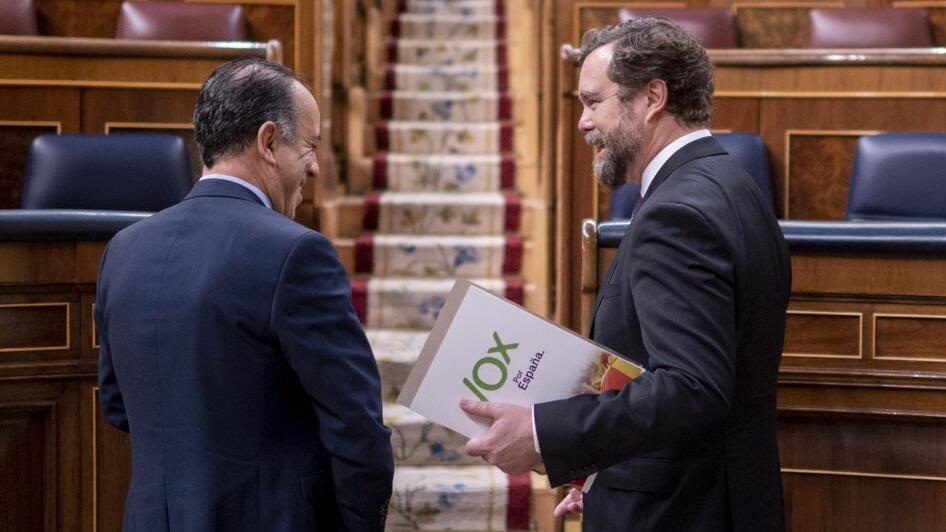 El diputado navarro Carlos García Adanero con el portavoz de Vox en el Congreso, Iván Espinosa de los Monteros.