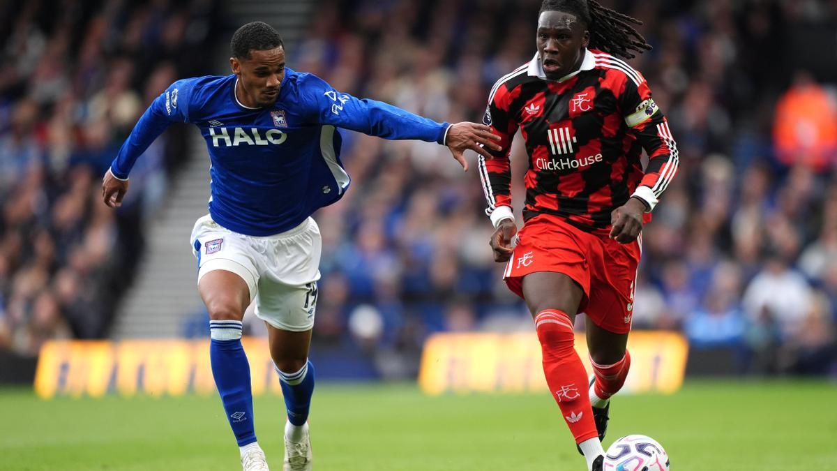 Imagen del Ipswich-Fulham, con Emerson y Calvin Bassey.