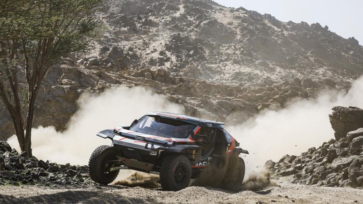 Nasser Al-Attiyah, a bordo del Dacia durante la segunda etapa del Rally Dakar.