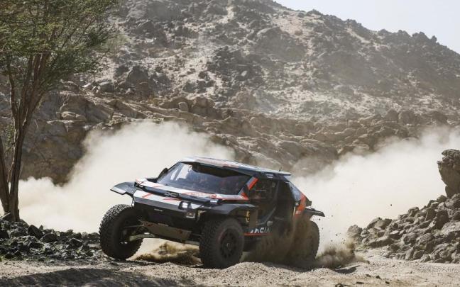 Nasser Al-Attiyah, a bordo del Dacia durante la segunda etapa del Rally Dakar.