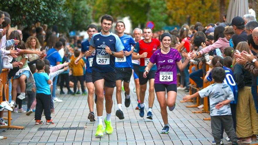 Corredores y corredoras por las calles de Bergara en una pasada edición del cross Antxintxika.