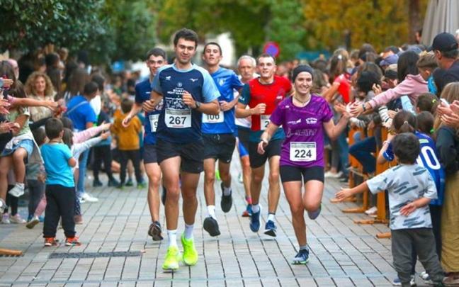 Corredores y corredoras por las calles de Bergara en una pasada edición del cross Antxintxika.