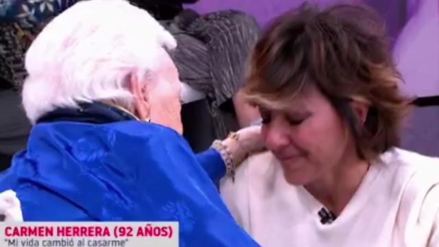 Sonsoles Ónega, llorando junto a la señora del público.