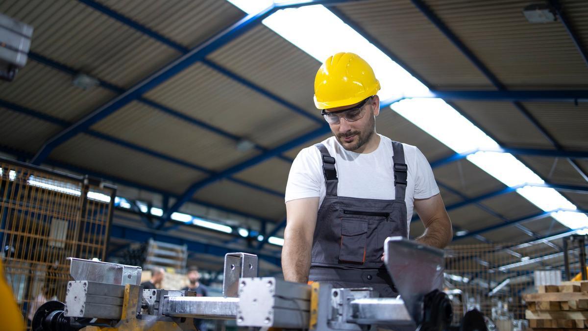 Un trabajador desempeña su labor en una fábrica.