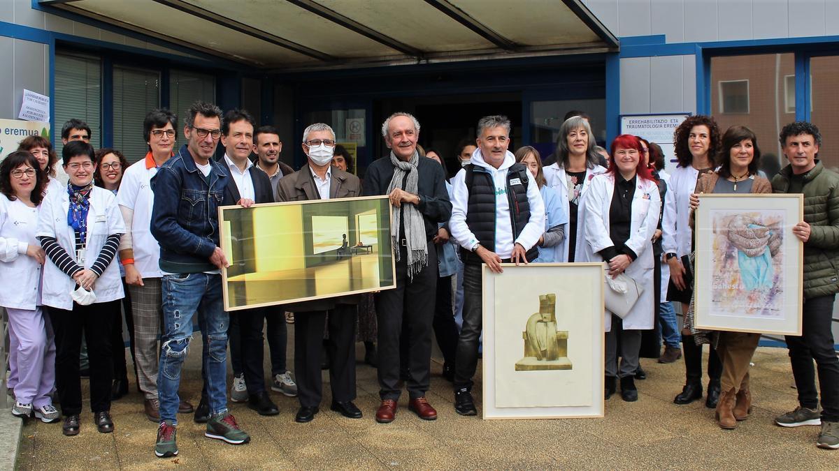 Entrega de los tres cuadros que se colocarán en las paredes del ambulatorio Basauri-Ariz.