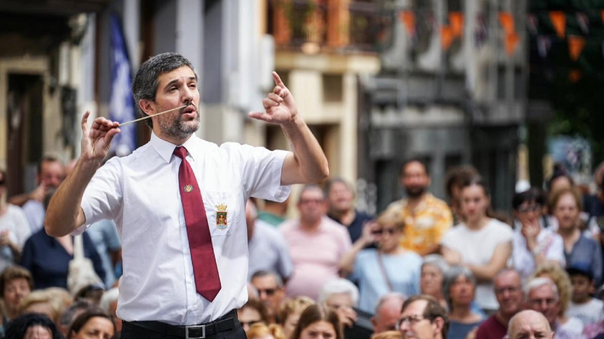 Alain Ayerdi, al frente de la banda en Herriko Enparantza.