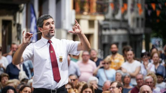 Alain Ayerdi, al frente de la banda en Herriko Enparantza. / N.G. Alain Ayerdi, al frente de la banda en Herriko Enparantza.
