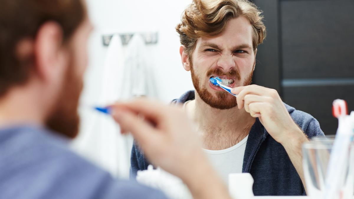 Aunque se suele promocionar el chicle como un sustituto del cepillado, la realidad es que no reemplaza una higiene bucal adecuada.