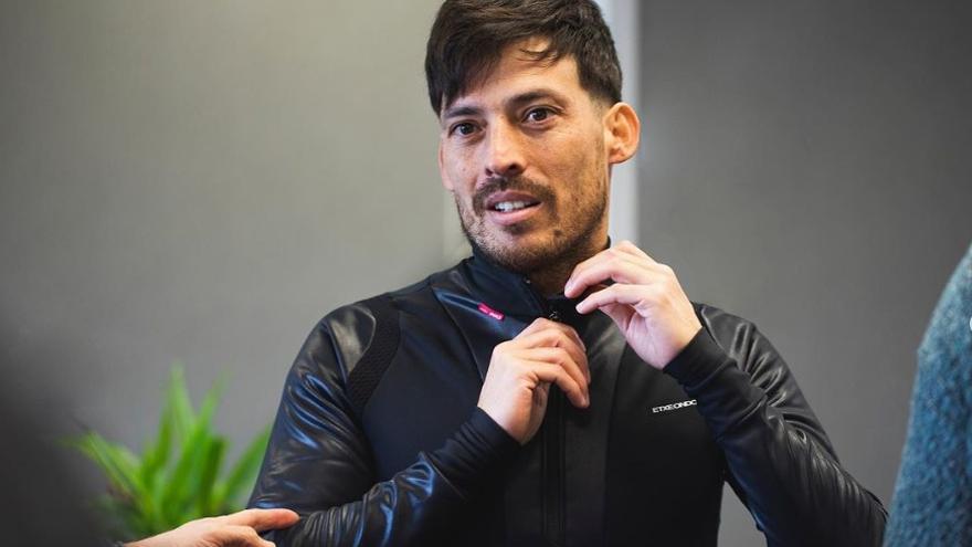 David Silva se prueba una prenda ciclista de abrigo durante su visita a Etxeondo. / ETXEONDO