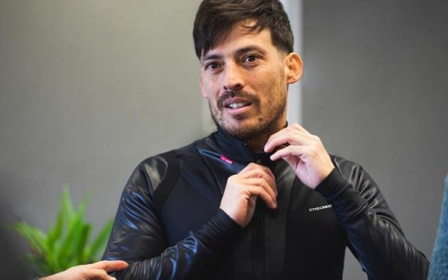 David Silva se prueba una prenda ciclista de abrigo durante su visita a Etxeondo. / ETXEONDO