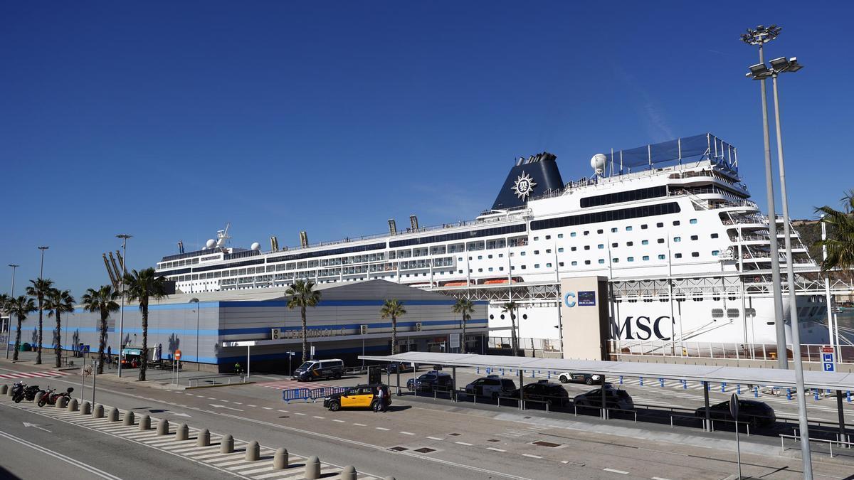 El crucero, atracado en el puerto de Barcelona.
