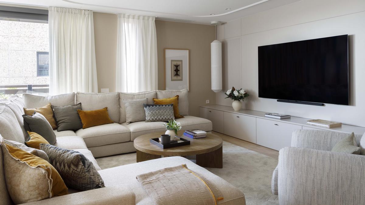 Frotal del salón, con una bonita lámpara colgante en la esquina.