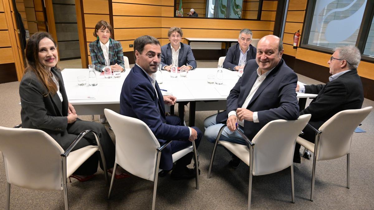 El candidato del PNV a lehendakari, Imanol Pradales, con Andoni Ortuzar y la delegación socialista liderada por Eneko Andueza, en una reunión