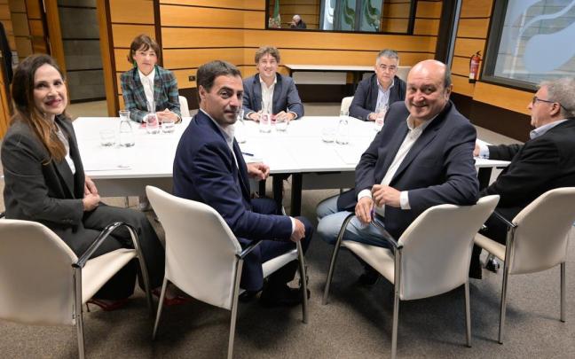 El candidato del PNV a lehendakari, Imanol Pradales, con Andoni Ortuzar y la delegación socialista liderada por Eneko Andueza, en una anterior reunión