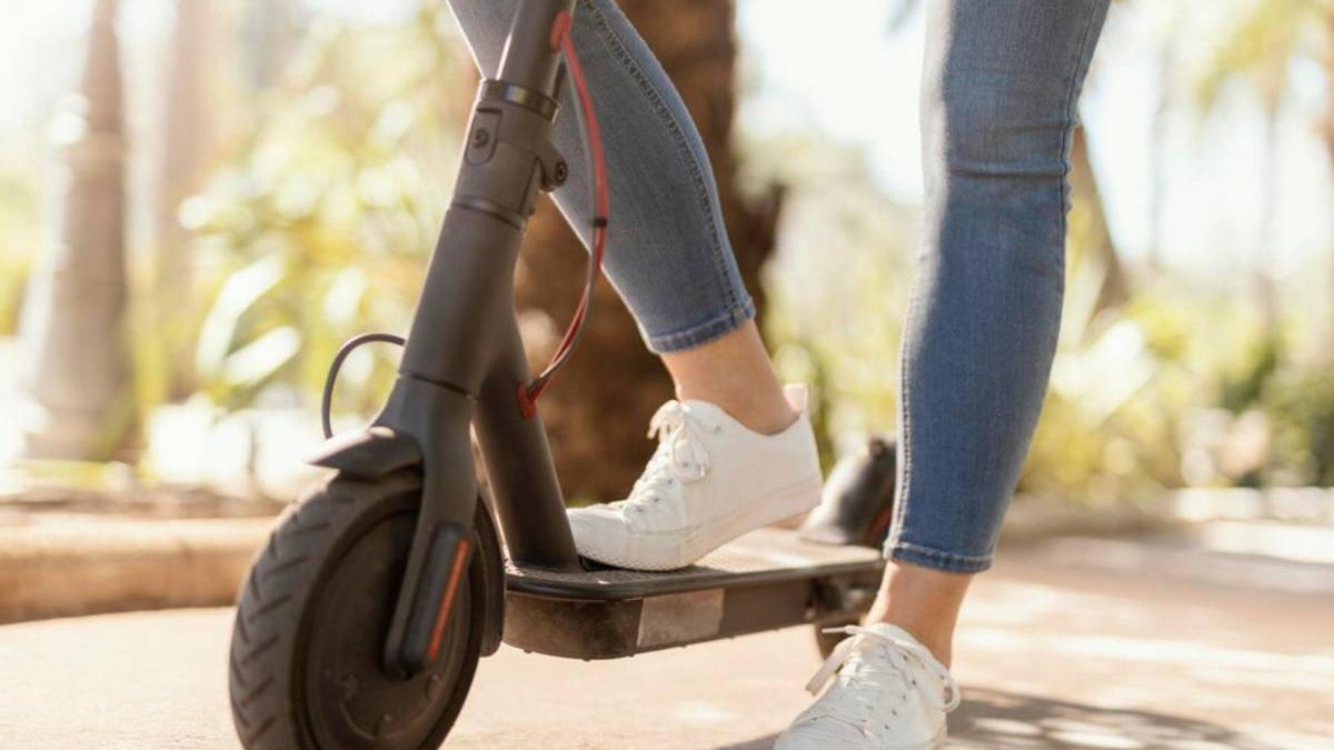 ¿Pueden viajar dos personas en un patinete eléctrico o bicicleta? Esto es lo que dice la DGT