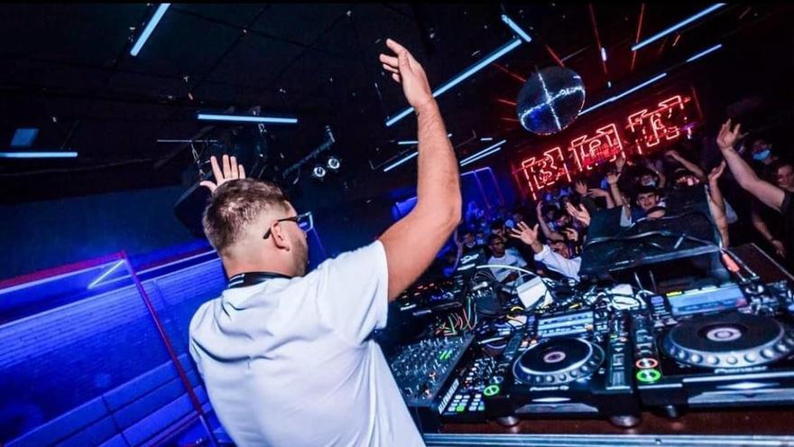 El DJ bermeotarra Bogdan Ruma, en directo, con su característico estilo enérgico.