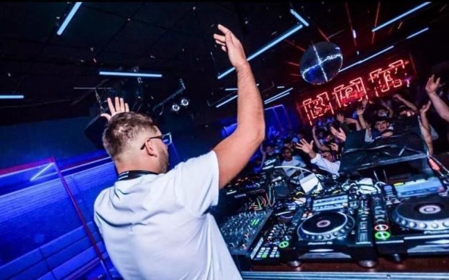 El DJ bermeotarra Bogdan Ruma, en directo, con su característico estilo enérgico.