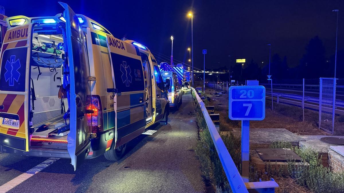 Equipos de emergencia en el lugar del accidente.