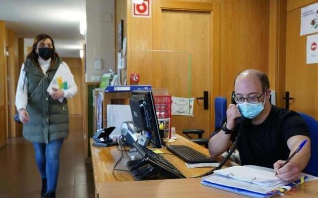 Una personas con síndrome de down en su puesto de trabajo.