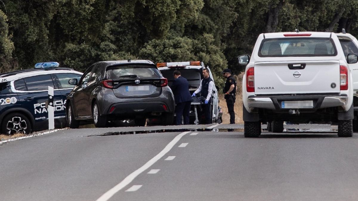 Agentes de la policía en el lugar en el que fue asesinado a tiros Begoña Villacís.