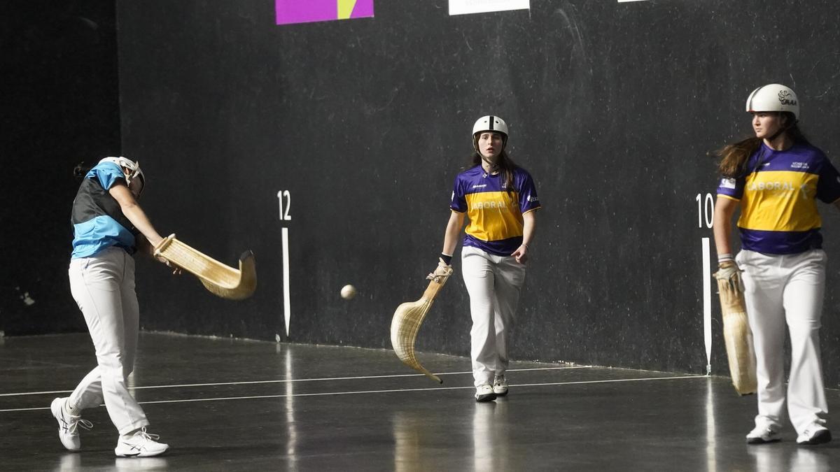 Erika Mugartegi y Frida Watkins derrotan a Lur-Maialen en los cuartos de final del Euskotren Women Winter Series de Durango.