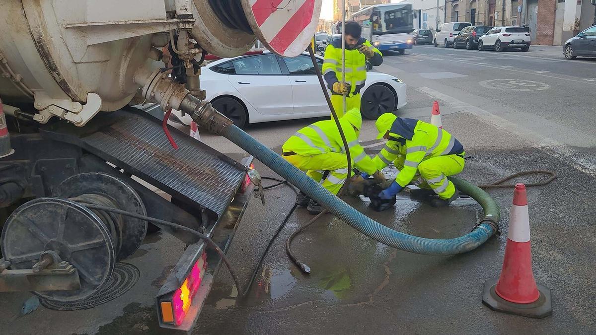Reparación de la red de alcantarillado en Valencia.