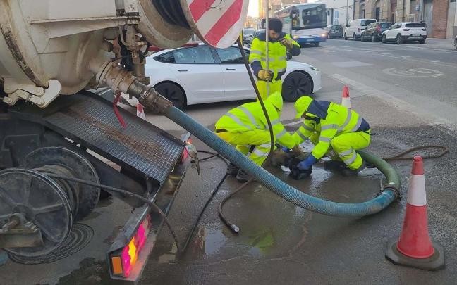 Reparación de la red de alcantarillado en Valencia.