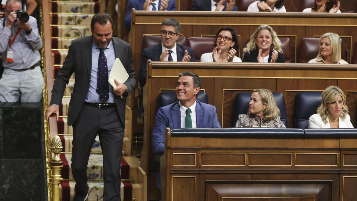 Óscar Puente pasa junto a Pedro Sánchez de camino a la tribuna.