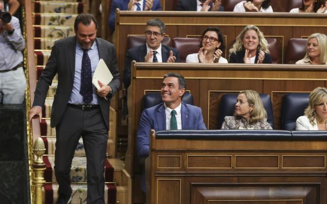 Óscar Puente pasa junto a Pedro Sánchez de camino a la tribuna.