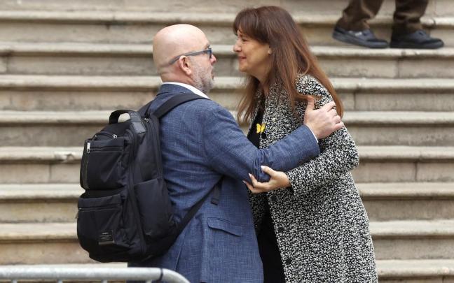 Laura Borr&agrave;s saluda a su abogado, Gonzalo Boye, a su llegada a la Audiencia de Barcelona.