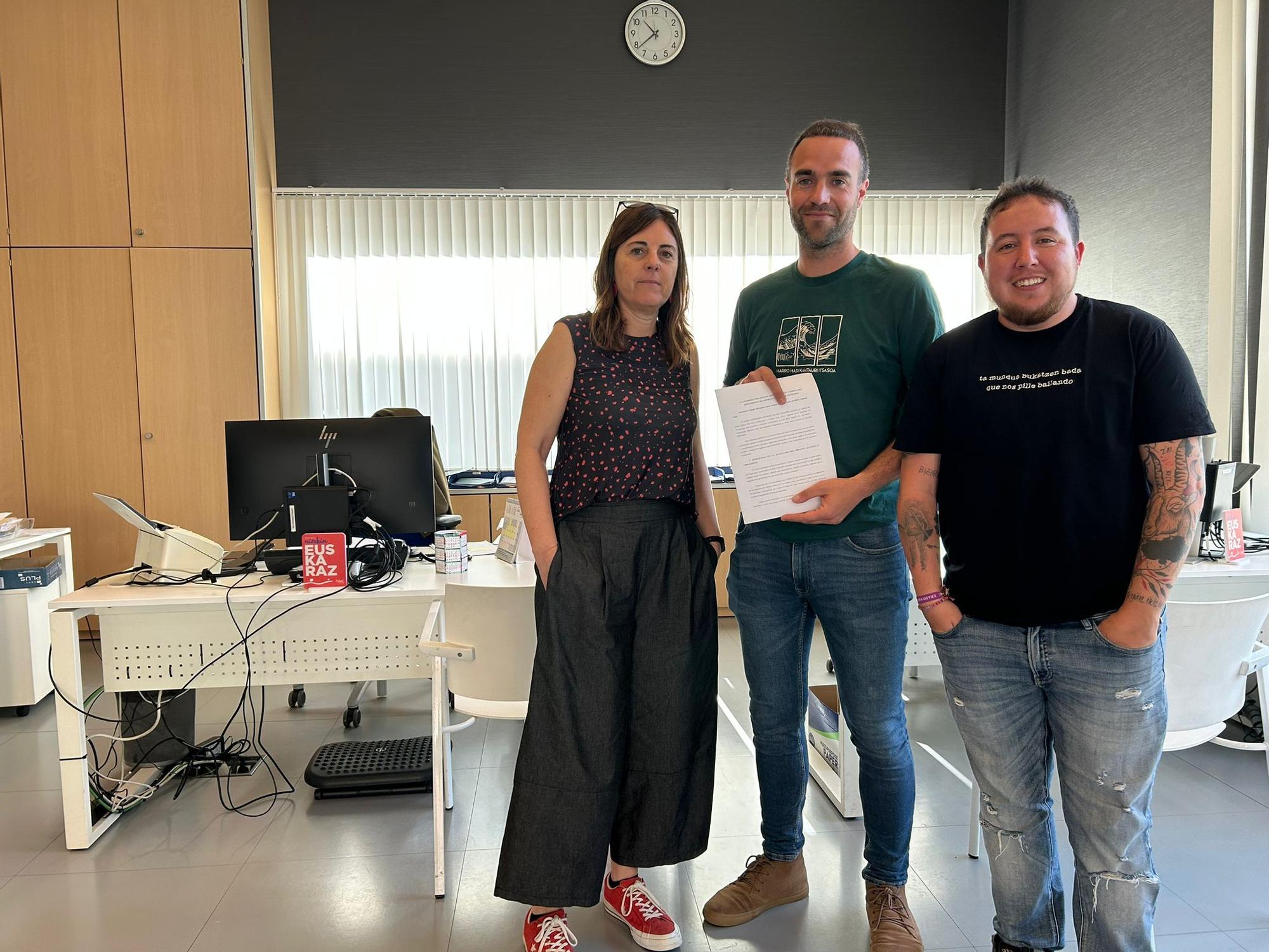 Representantes de EH Bildu con su escrito de alegaciones