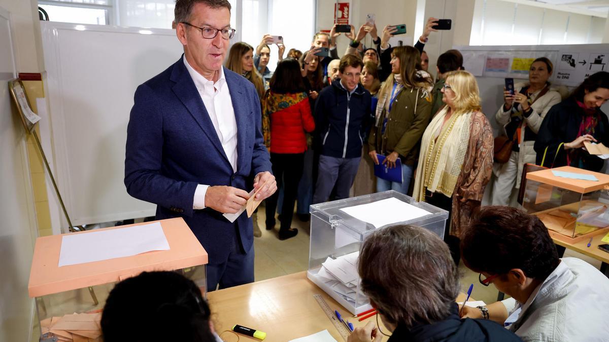 Alberto Núñez Feijóo, en el momento de depositar su voto