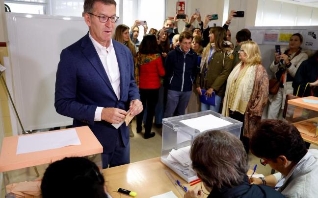 Alberto Núñez Feijóo, en el momento de depositar su voto Alberto Núñez Feijóo, en el momento de depositar su voto