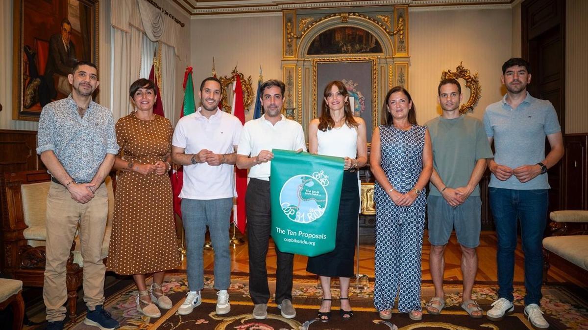 COP31 Bike Ride klimaren aldeko munduko bizikleta martxa Gasteizera eta Arabara iritsi da.