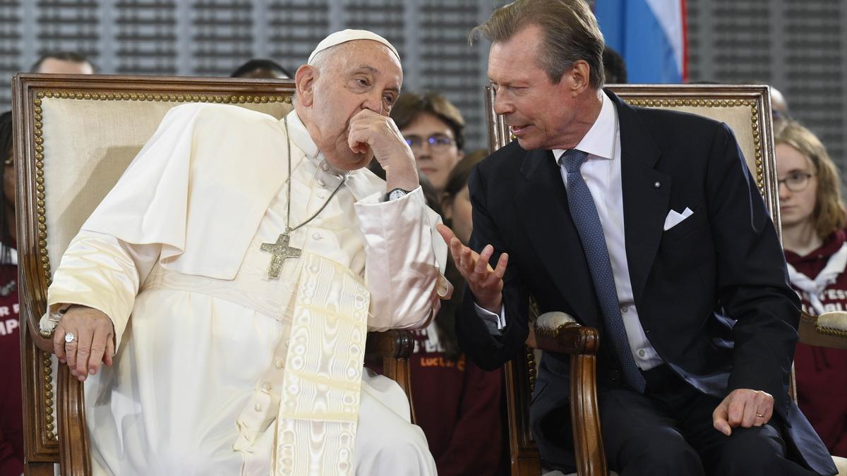 El Papa pide a la Iglesia asumir "la vergüenza de los abusos a menores" antes de reunirse con varias víctimas en Bélgica.