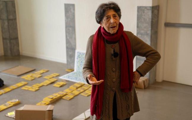 Esther Ferrer ultima una instalación para Tabakalera, Donostia.