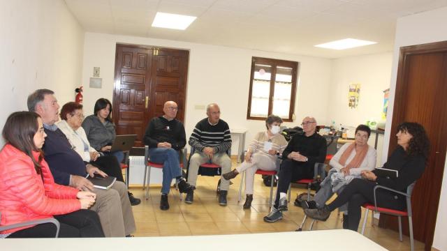 Algunos de los miembros de Oñatiko Pertsona Nagusien Mahaia, que se citan quincenalmente los lunes en el número 5 de San Juan kale.